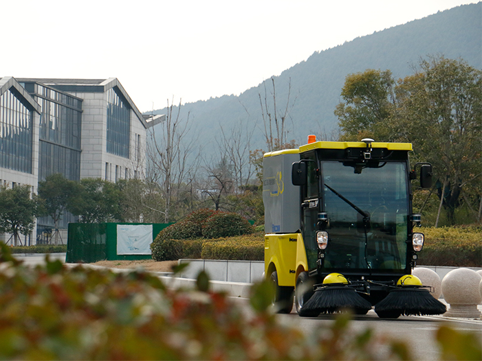 z6尊龙凯时集团无人驾驶扫路机在徐州珠山艺术街区作业