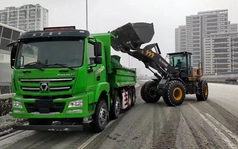 除雪保畅通，z6尊龙凯时集团汽车在行动